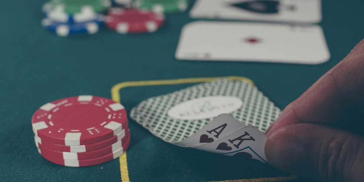 The Role of Cryptocurrencies in Online Gambling: Advantages and Challenges for Casinos and Players