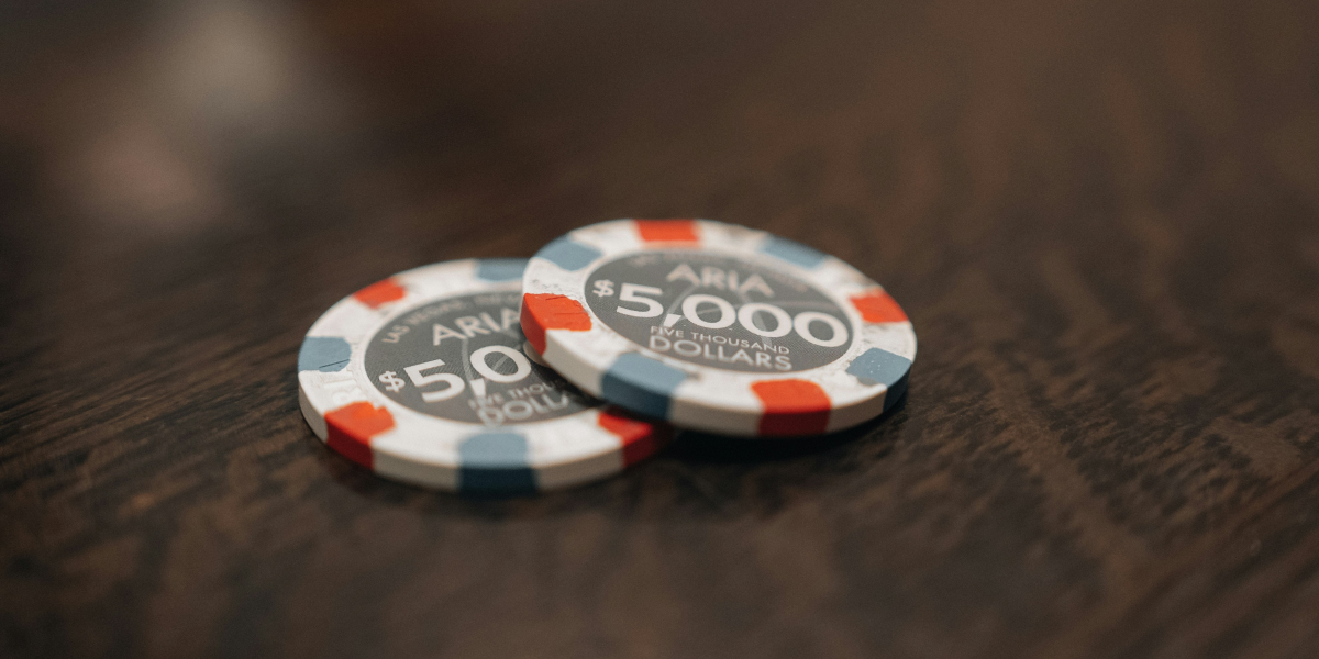 Jak korzystać z bonusów powitalnych w kasynach online: poradnik dla początkujących